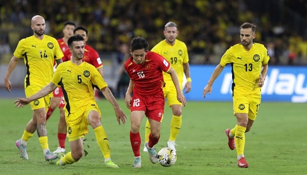 Đội tuyển Việt Nam tập luyện chuẩn bị cho trận đấu với Malaysia tại Thiên Trường.