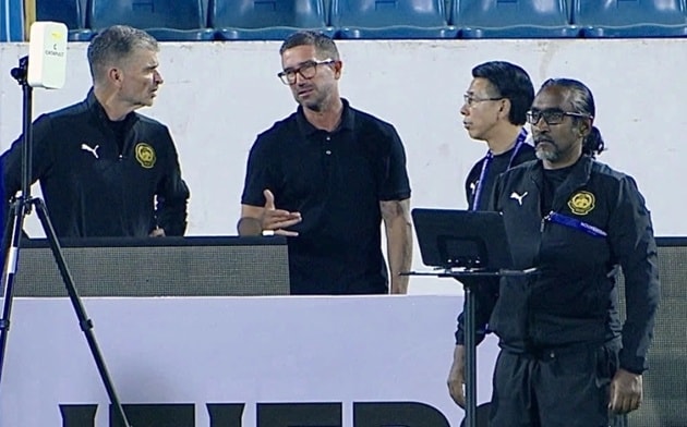 Harry Kewell xuất hiện trên sân tập của ĐT Malaysia trước trận gặp Việt Nam