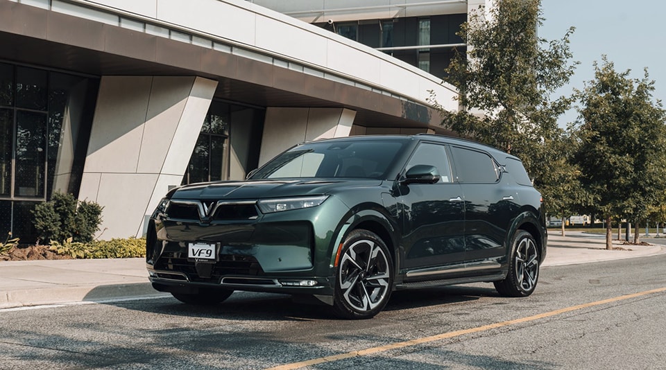 VinFast VF 9 vận hành trên đường