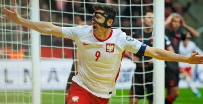 Robert Lewandowski ăn mừng bàn thắng trong màu áo tuyển Ba Lan.