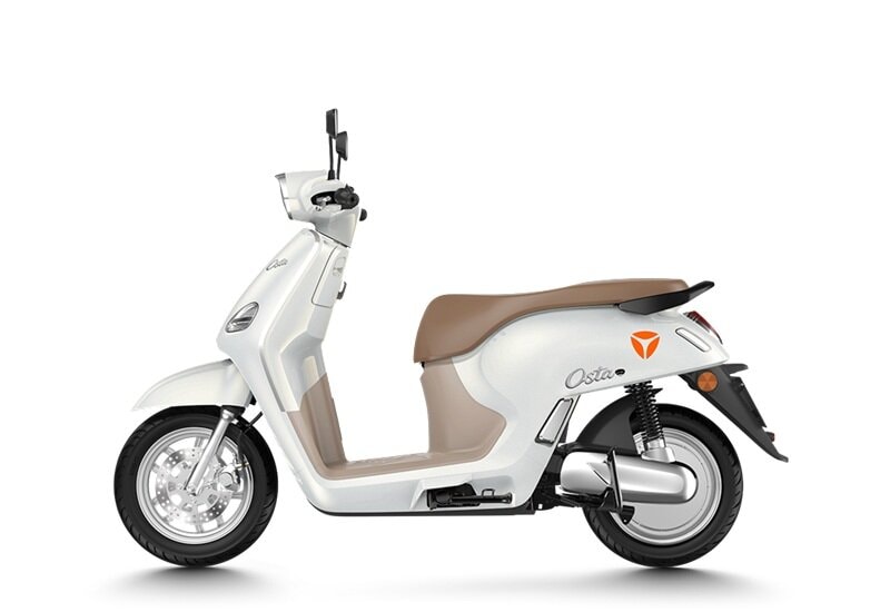 Yadea Osta tích hợp nhiều công nghệ hỗ trợ lái hiện đại và tính năng đổi pin