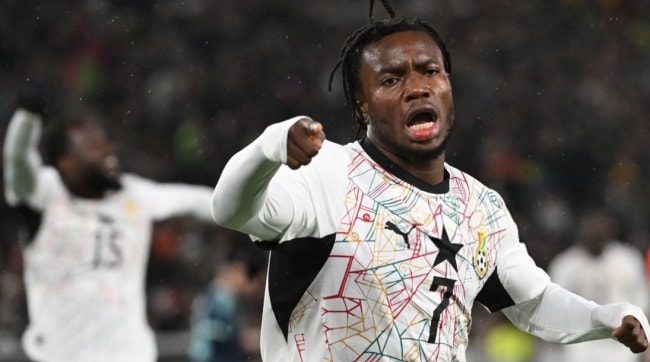 Abdul Fatawu ăn mừng bàn thắng gỡ hòa cho Ghana.