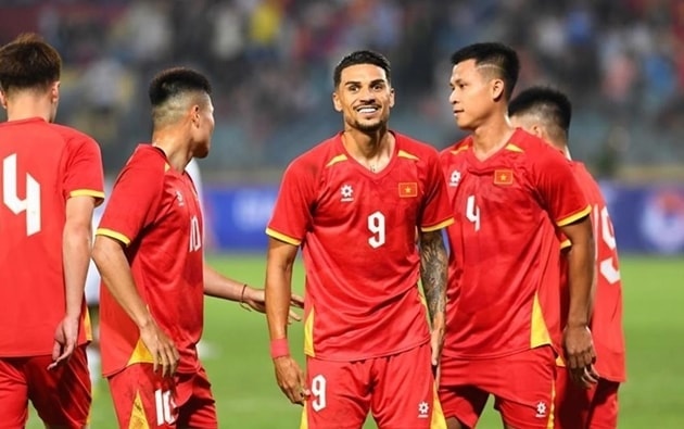 Tiền đạo Nguyễn Xuân Son trên sân tập của đội tuyển Việt Nam