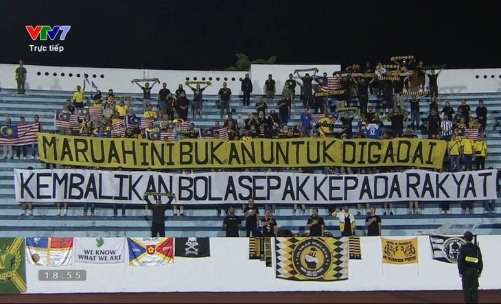 Cổ động viên Malaysia giăng băng rôn chỉ trích chính sách của FAM tại sân Thiên Trường