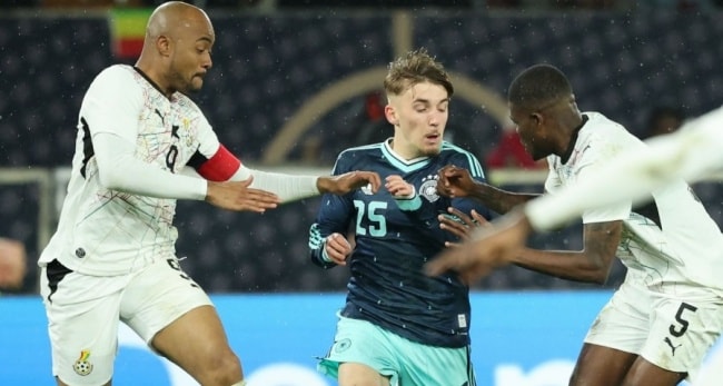 Lennart Karl phô diễn kỹ thuật đi bóng vượt qua hậu vệ Ghana.