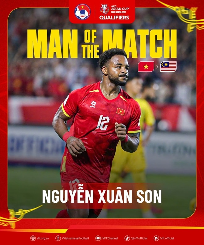 Xuân Son nhận danh hiệu Cầu thủ xuất sắc nhất trận sau màn trình diễn ấn tượng trước Malaysia.