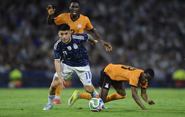 Đội tuyển Zambia lùi sâu phòng ngự trước sức ép của Argentina.