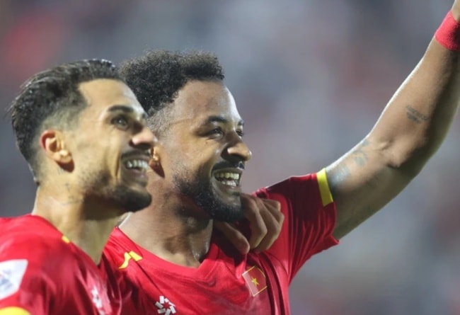 Bộ đôi Xuân Son và Hoàng Hên ăn mừng trong màu áo tuyển Việt Nam.