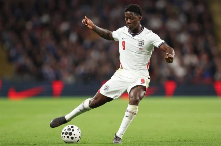 Mainoo chững chạc khi lên tuyển.