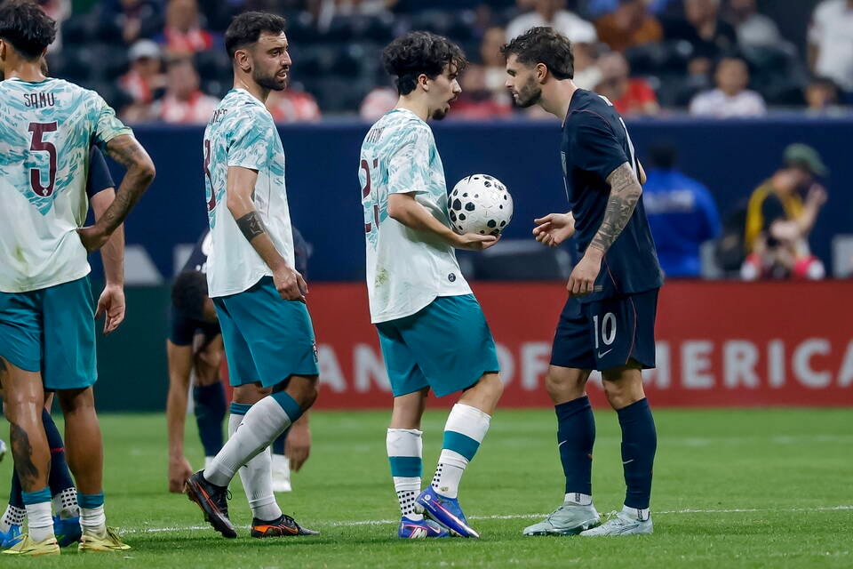 Đội tuyển Mỹ bế tắc trong việc tìm đường vào khung thành đối phương.