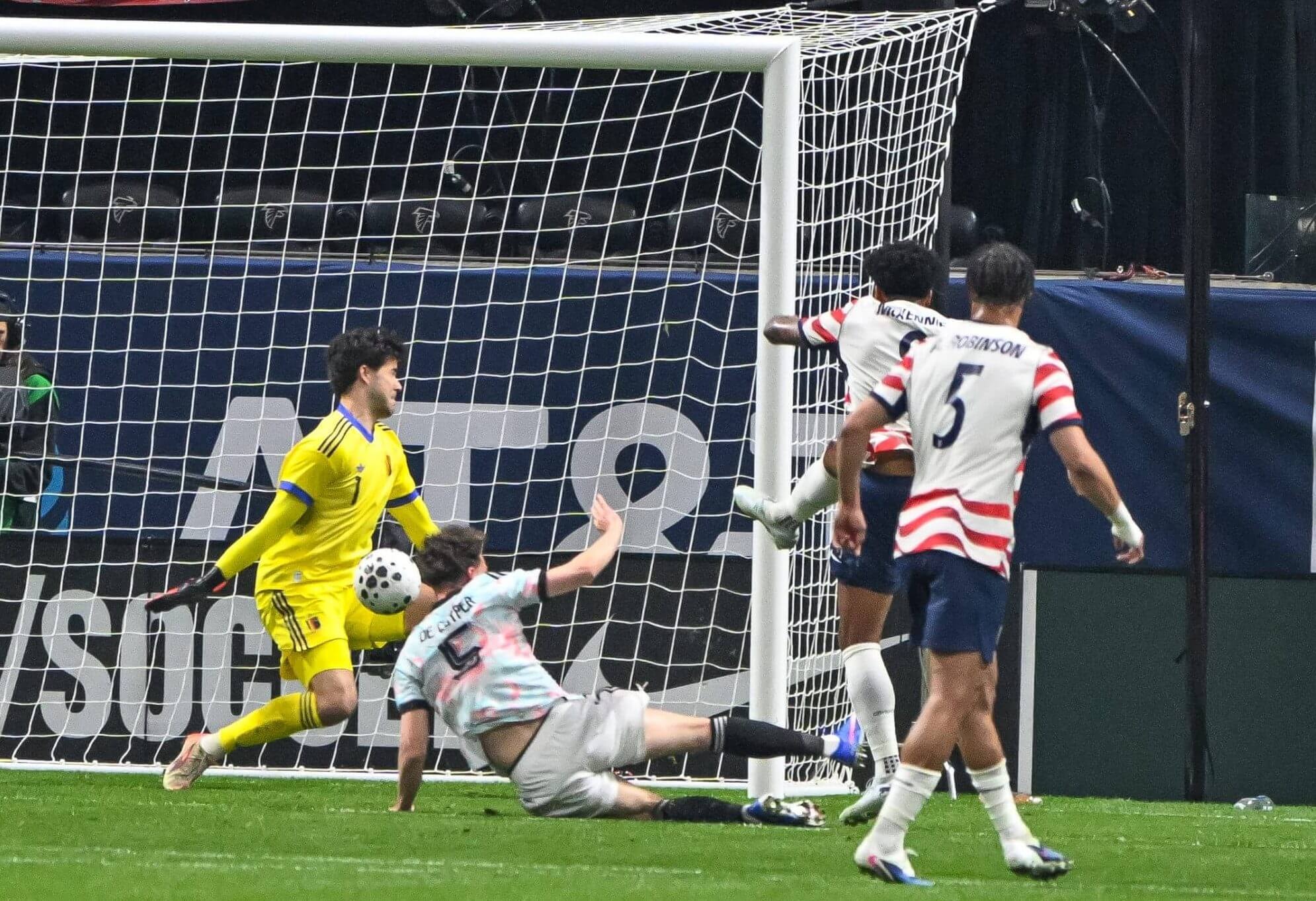 Lammens thực hiện pha cứu thua xuất thần trước cú dứt điểm của Weston McKennie.