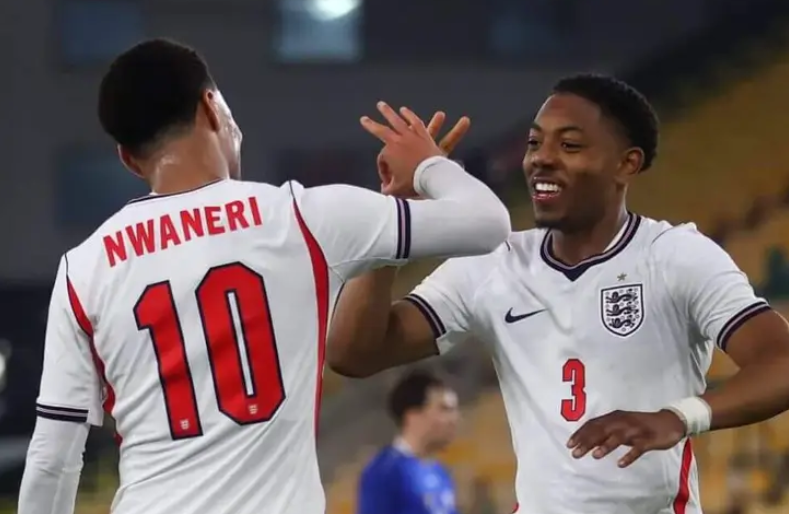 Nwaneri và Lewis-Skelly ăn mừng bàn thắng trong màu áo U21 Anh trước đối thủ Moldova.