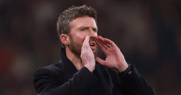 Michael Carrick chỉ đạo Man Utd trong nỗ lực giành vé dự Champions League.