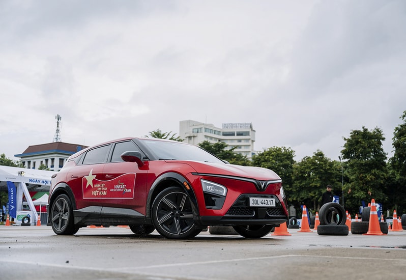 Không gian nội thất rộng rãi và tiện nghi của VinFast VF 7 phù hợp cho các chuyến đi gia đình.