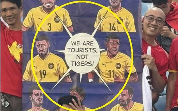 Tấm biểu ngữ được các CĐV Việt Nam chuẩn bị để châm biếm Malaysia.