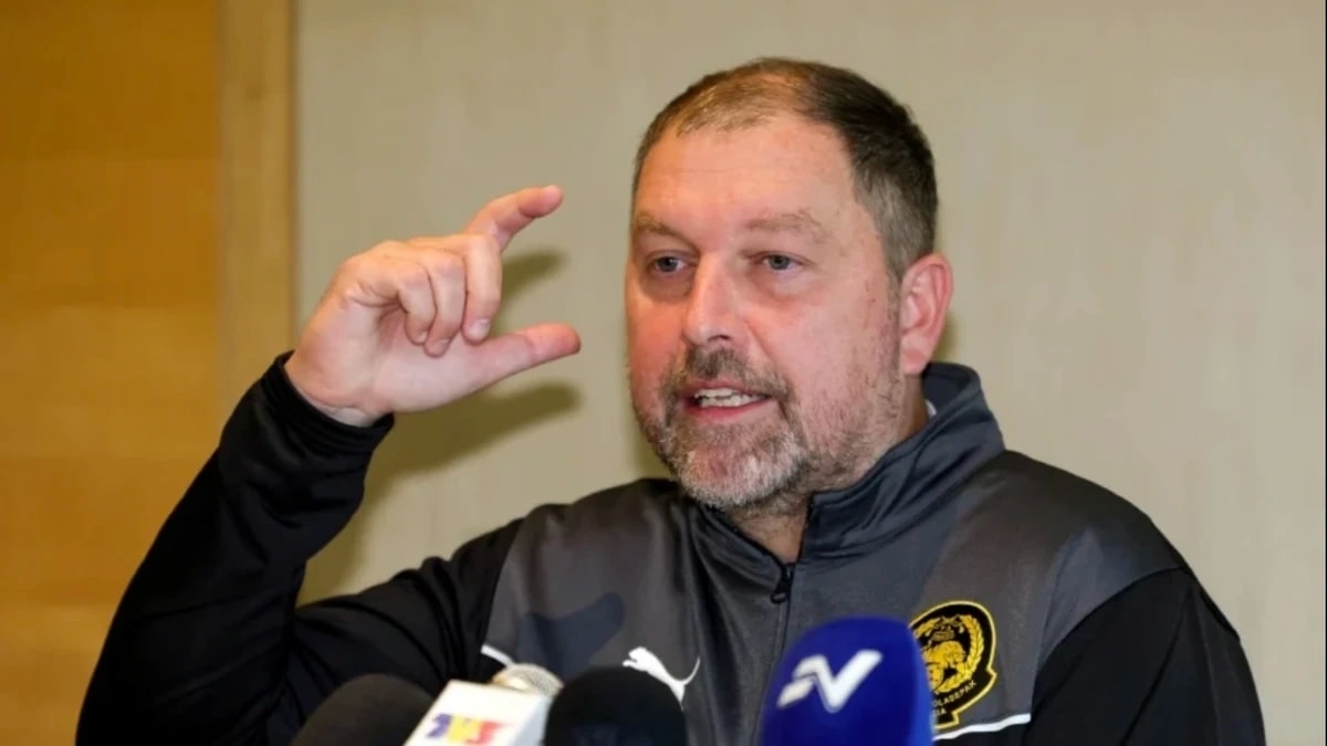 HLV Peter Cklamovski của đội tuyển Malaysia biểu lộ sự không hài lòng sau trận đấu.