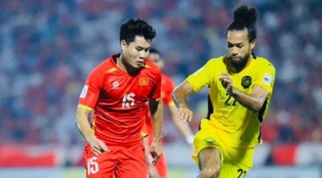 Trương Tiến Anh nỗ lực đi bóng trong vòng vây các cầu thủ Malaysia.