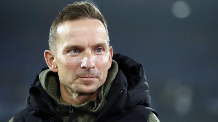 Trợ lý Pep Lijnders điều hành buổi tập của Manchester City.
