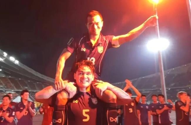 Chanathip đốt pháo sáng ăn mừng sau khi 'Voi chiến' giành quyền vào vòng chung kết Asian Cup 2027.