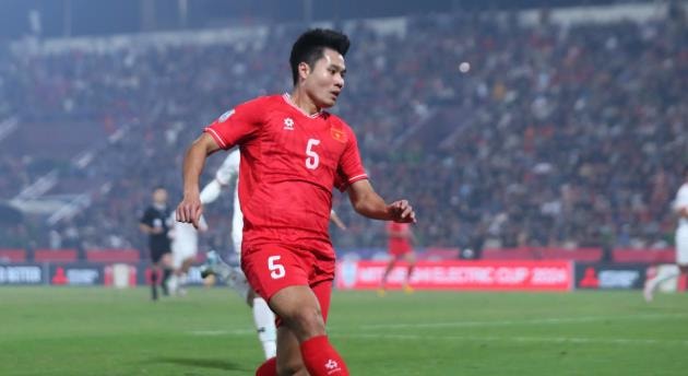 Trương Tiến Anh thực hiện pha tạt bóng chính xác.