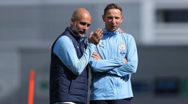 Pep Guardiola và trợ lý Pep Lijnders trao đổi trên sân tập.