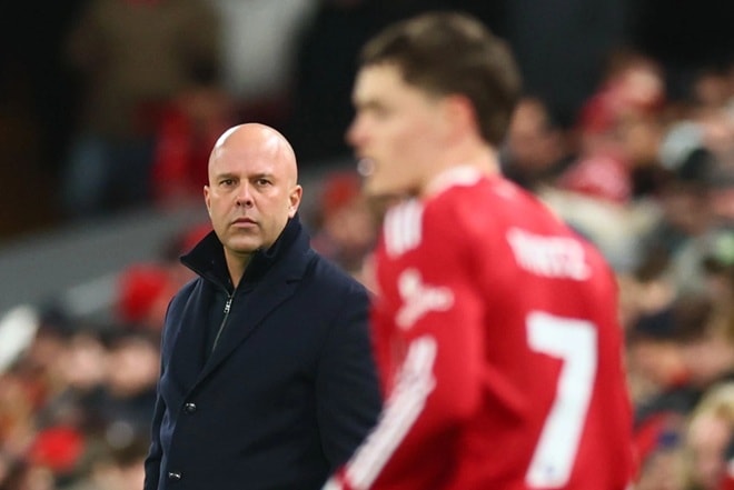 HLV Arne Slot đang đối mặt với áp lực cực lớn tại Liverpool trong giai đoạn then chốt của mùa giải.