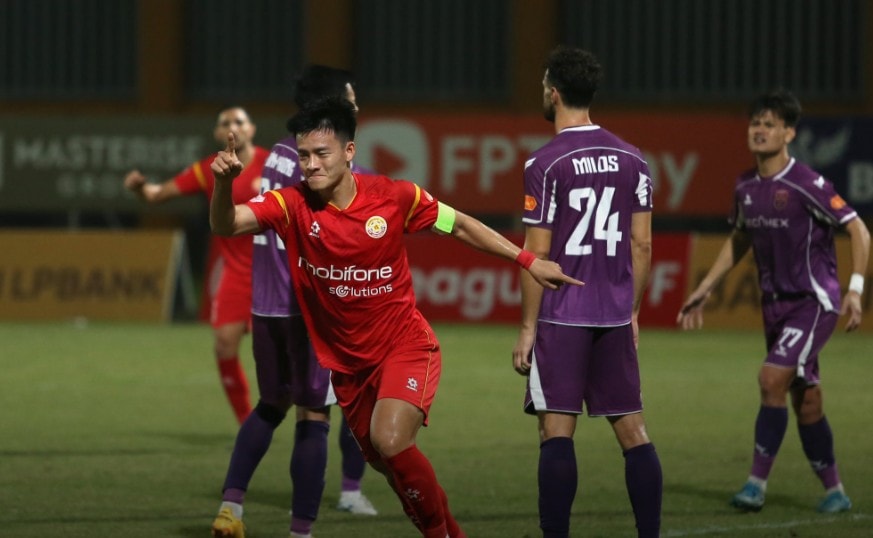 Nguyễn Thanh Nhàn ghi bàn gỡ hòa cho PVF-CAND trước Becamex TPHCM
