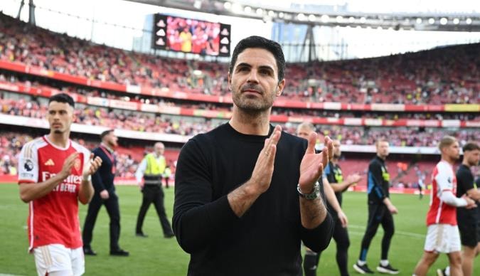 HLV Arteta và các cầu thủ Arsenal tập luyện