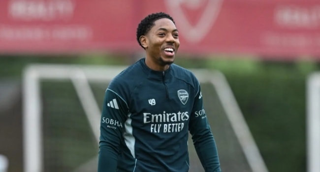 Myles Lewis-Skelly trong màu áo Arsenal.