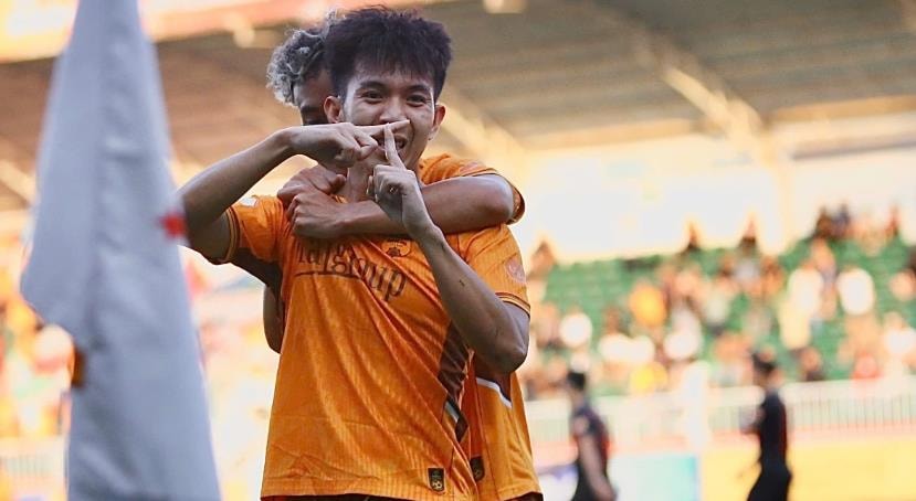 Đình Lâm ghi bàn mở tỷ số cho HAGL sau đường chuyền của Du Học.