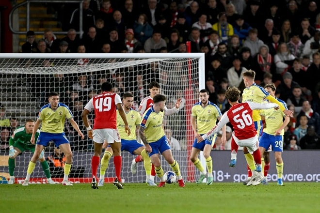 Max Dowman tung cú sút về phía khung thành Southampton