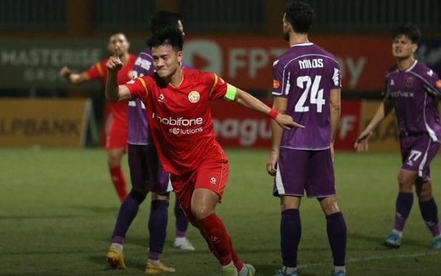 Thanh Nhàn ghi bàn sau khi hỏng phạt đền ở trận đấu với Becamex TP.HCM.