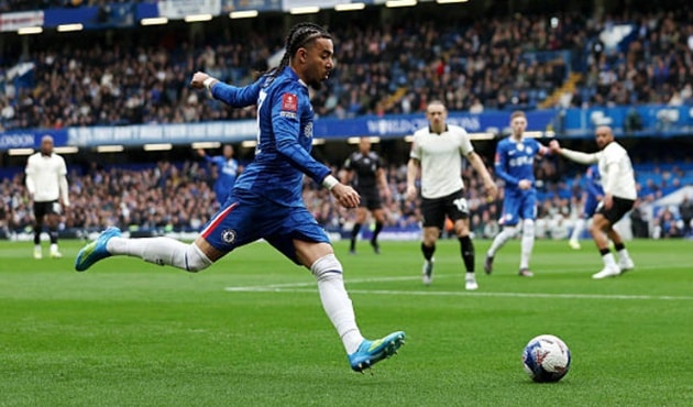 Malo Gusto hoạt động năng nổ bên cánh phải