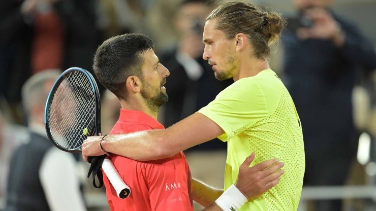 Novak Djokovic và Alexander Zverev bắt tay sau một trận đấu kịch tính