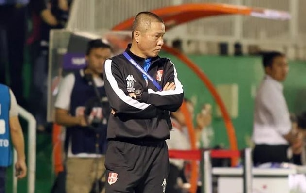 HLV Chu Đình Nghiêm chỉ đạo các học trò trong trận thắng Hà Nội FC