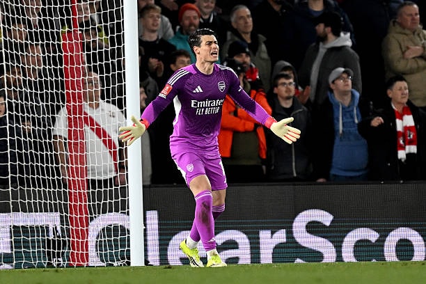 Kepa Arrizabalaga bế tắc trước cú sút của đối phương