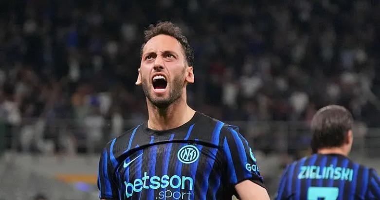 Hakan Calhanoglu tung cú dứt điểm tầm xa sở trường.