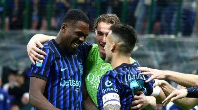 Lautaro Martinez và Marcus Thuram ăn mừng bàn thắng vào lưới Roma.