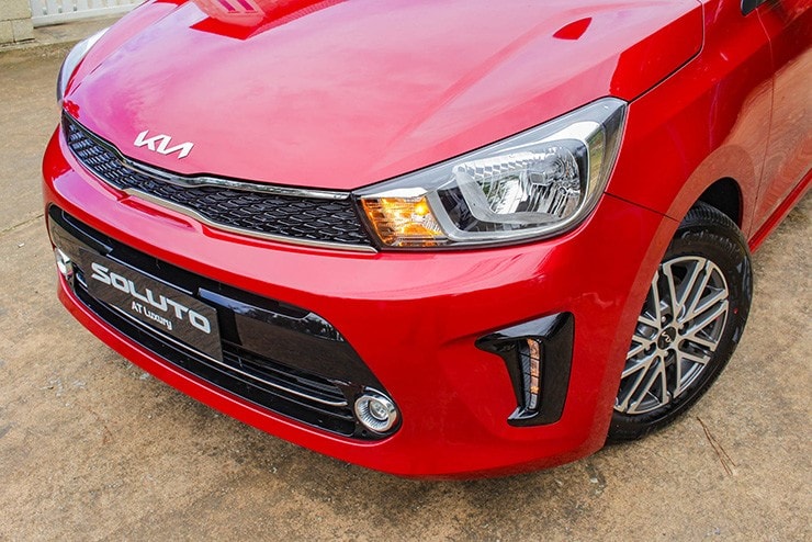 Thiết kế đầu xe KIA Soluto với lưới tản nhiệt mũi hổ đặc trưng