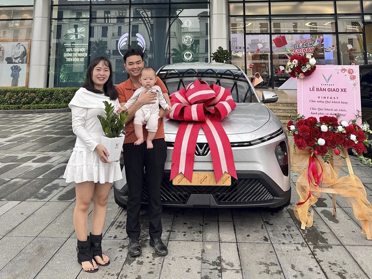 Anh Lưu Thanh Thành và gia đình bên xe VinFast Limo Green tại Hà Nội