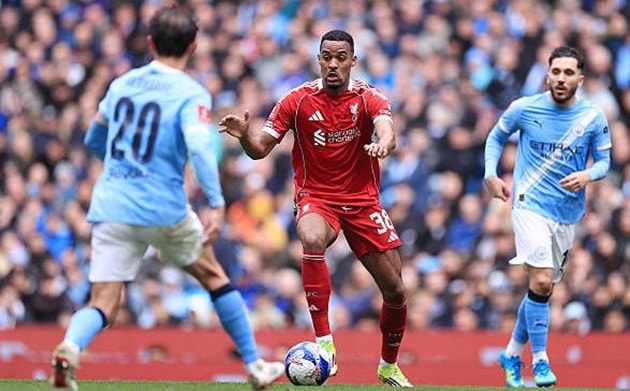 Ryan Gravenberch không thể che chắn cho hàng phòng ngự Liverpool.