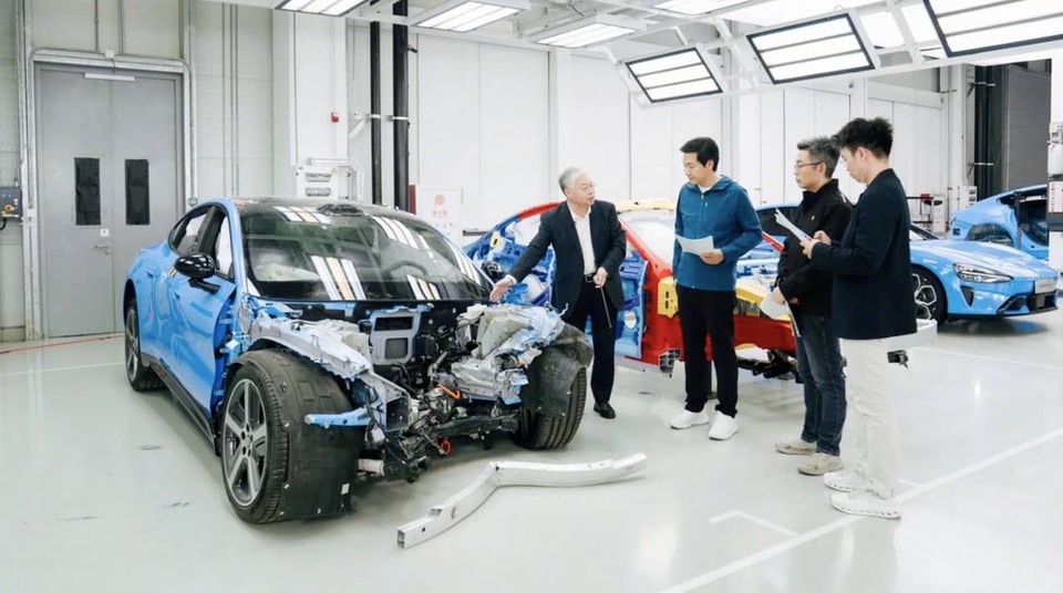 CEO Lôi Quân và chuyên gia an toàn trong buổi livestream tháo xe Xiaomi SU7 Pro