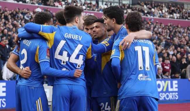 Leeds United giành chiến thắng kịch tính.