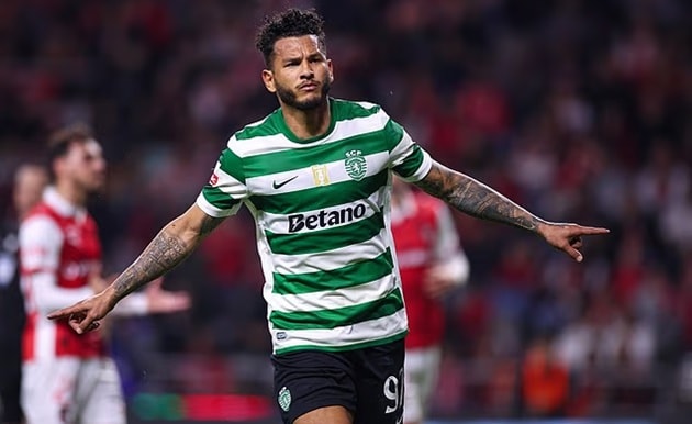 Luis Suarez Sporting Lisbon vs Arsenal Tiền đạo Luis Suarez là mối đe dọa cho hàng thủ Arsenal