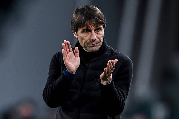 HLV Antonio Conte thực hiện những điều chỉnh chiến thuật trong hiệp hai trận gặp Milan.