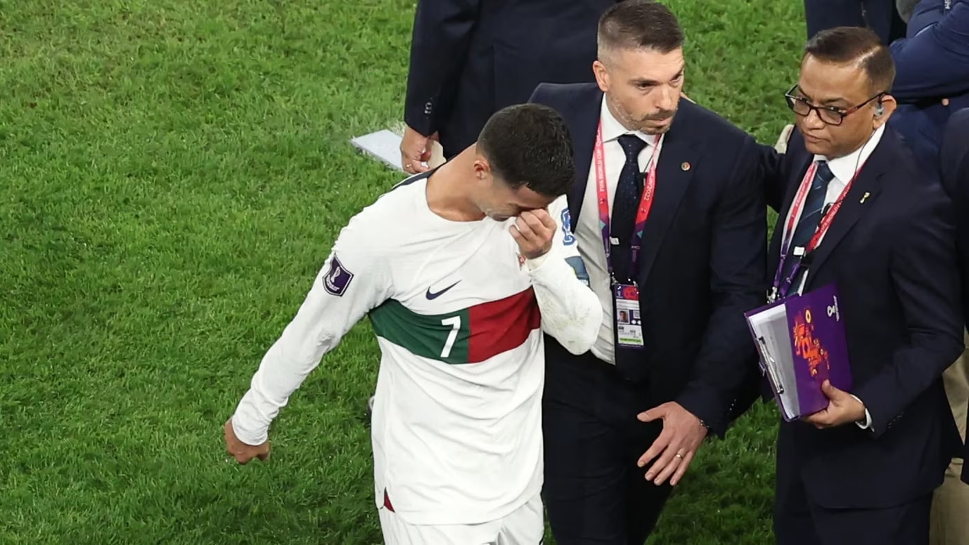 Ronaldo rời sân Al Thumama trong nước mắt