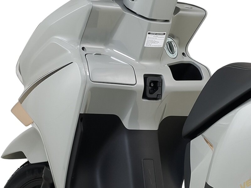 Hốc chứa đồ và chìa khóa thông minh trên Yadea Velax H Plus