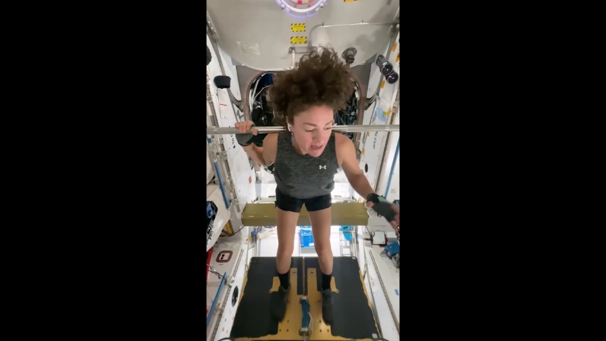 Sự xuất hiện của chiếc tai nghe AirPods trên tai nữ phi hành gia Jessica Meir