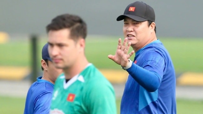 HLV thủ môn Lee Woon Jae.