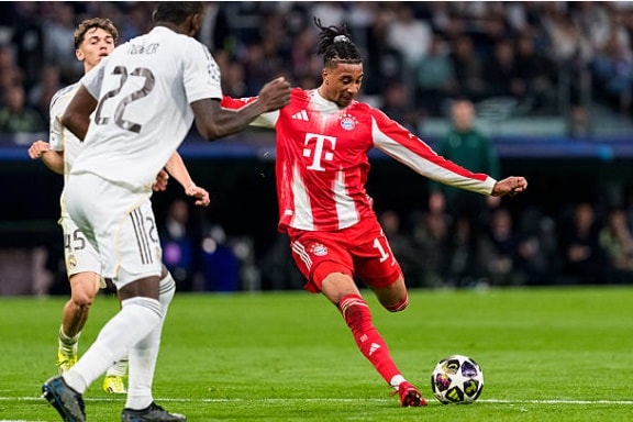 Michael Olise đi bóng lắt léo vượt qua các cầu thủ phòng ngự Real Madrid trong trận đấu tại Bernabeu.